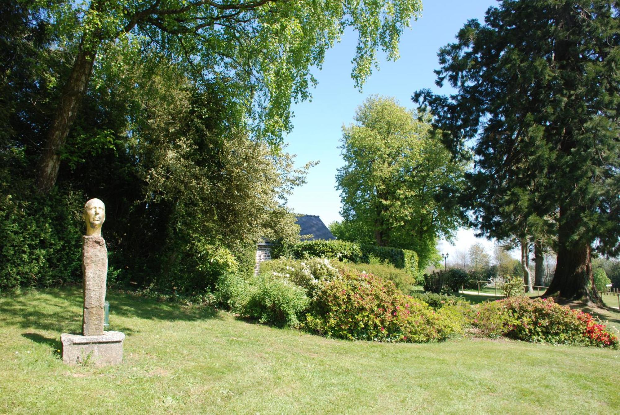 Chateau Du Bourg Saint-Denis-de-Gastines Bagian luar foto