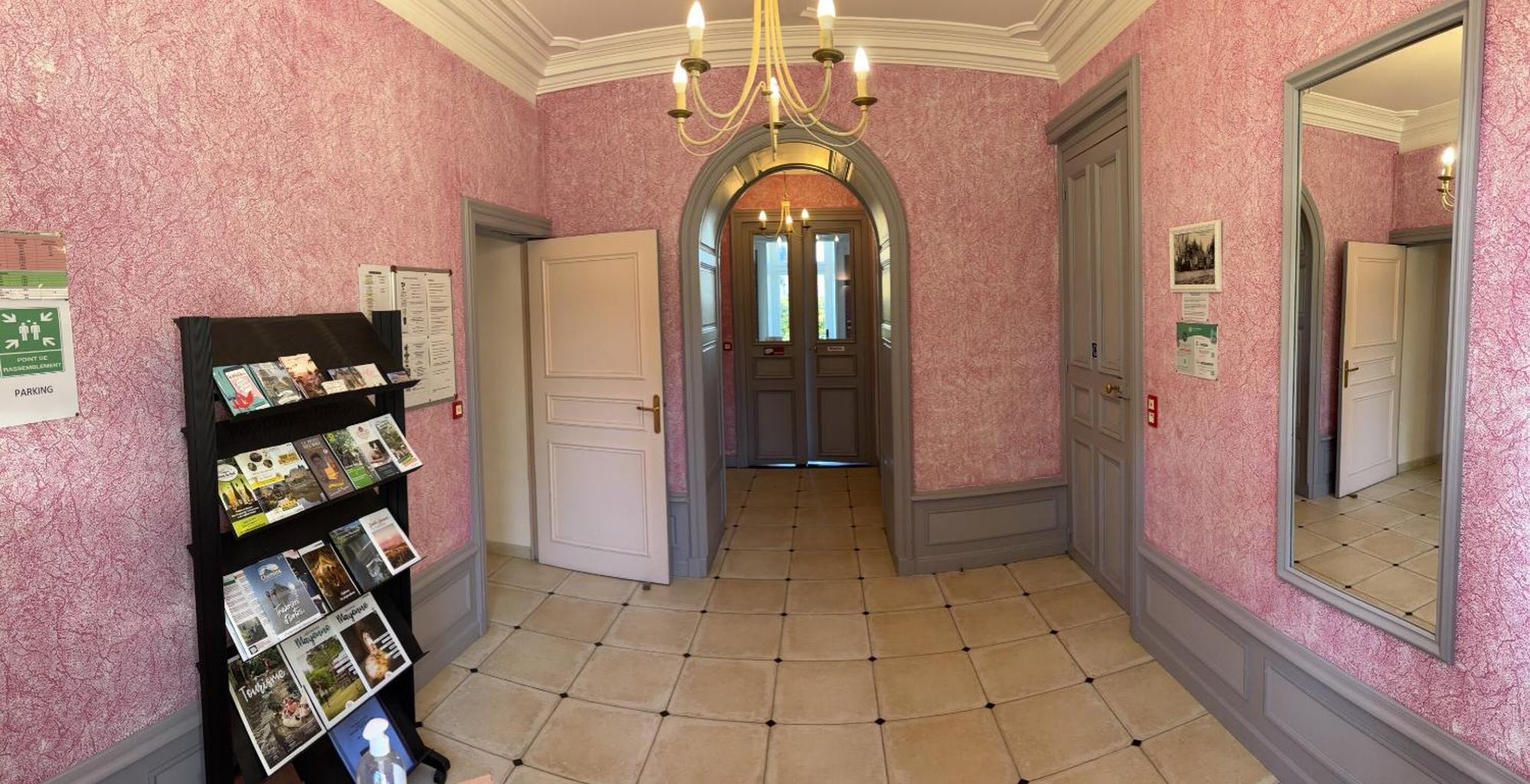Chateau Du Bourg Saint-Denis-de-Gastines Bagian luar foto